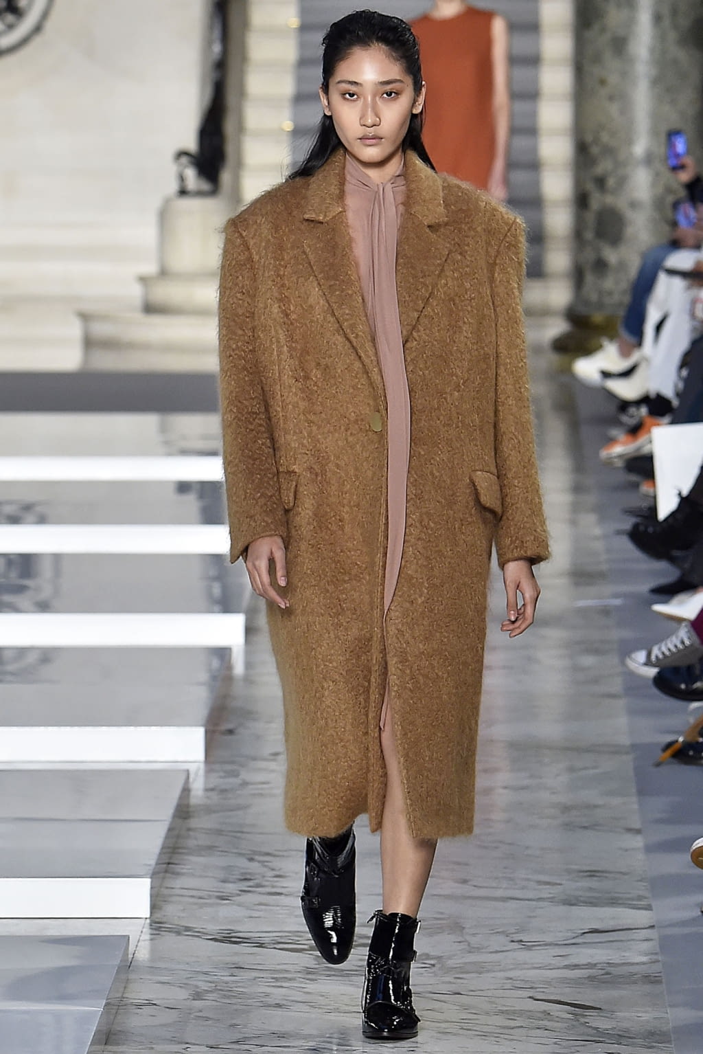 Fashion Week Paris Fall/Winter 2019 look 38 from the Kristina Fidelskaya collection 女装