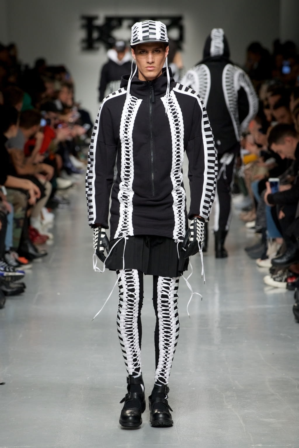 Fashion Week London Fall/Winter 2017 look 4 from the KTZ collection 男装