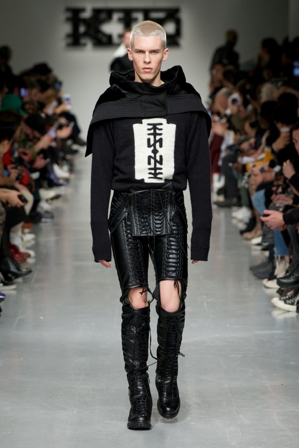 Fashion Week London Fall/Winter 2017 look 12 from the KTZ collection 男装