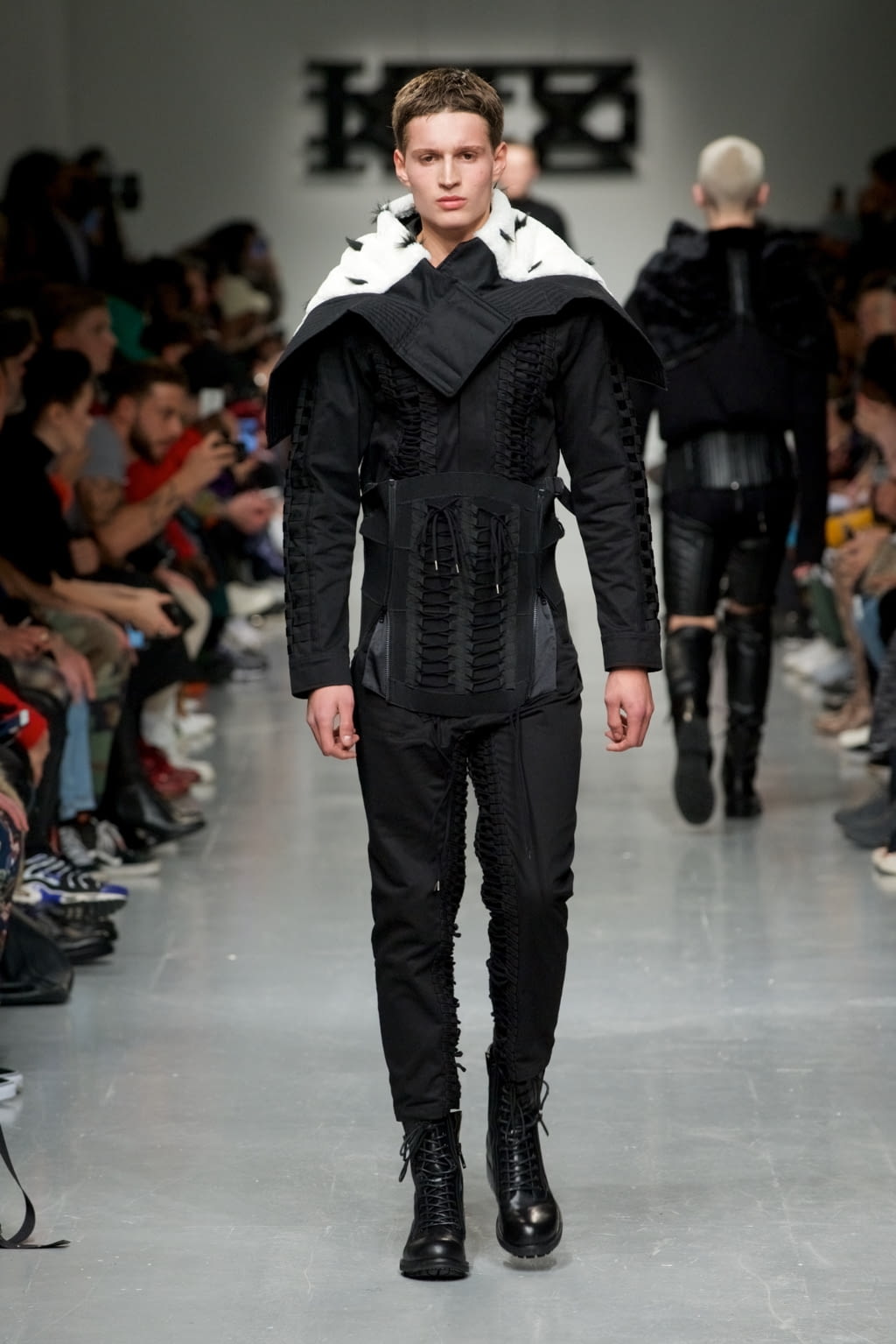 Fashion Week London Fall/Winter 2017 look 13 from the KTZ collection 男装