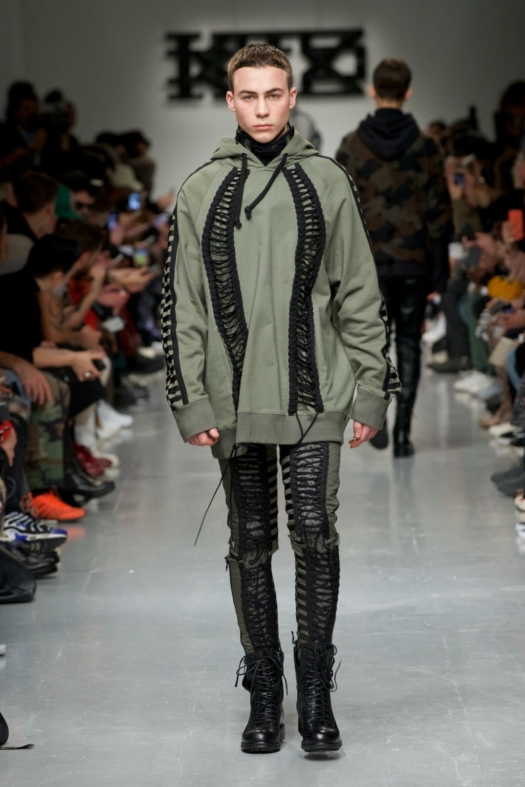 Fashion Week London Fall/Winter 2017 look 31 from the KTZ collection 男装