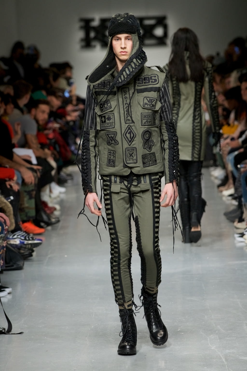 Fashion Week London Fall/Winter 2017 look 36 from the KTZ collection 男装