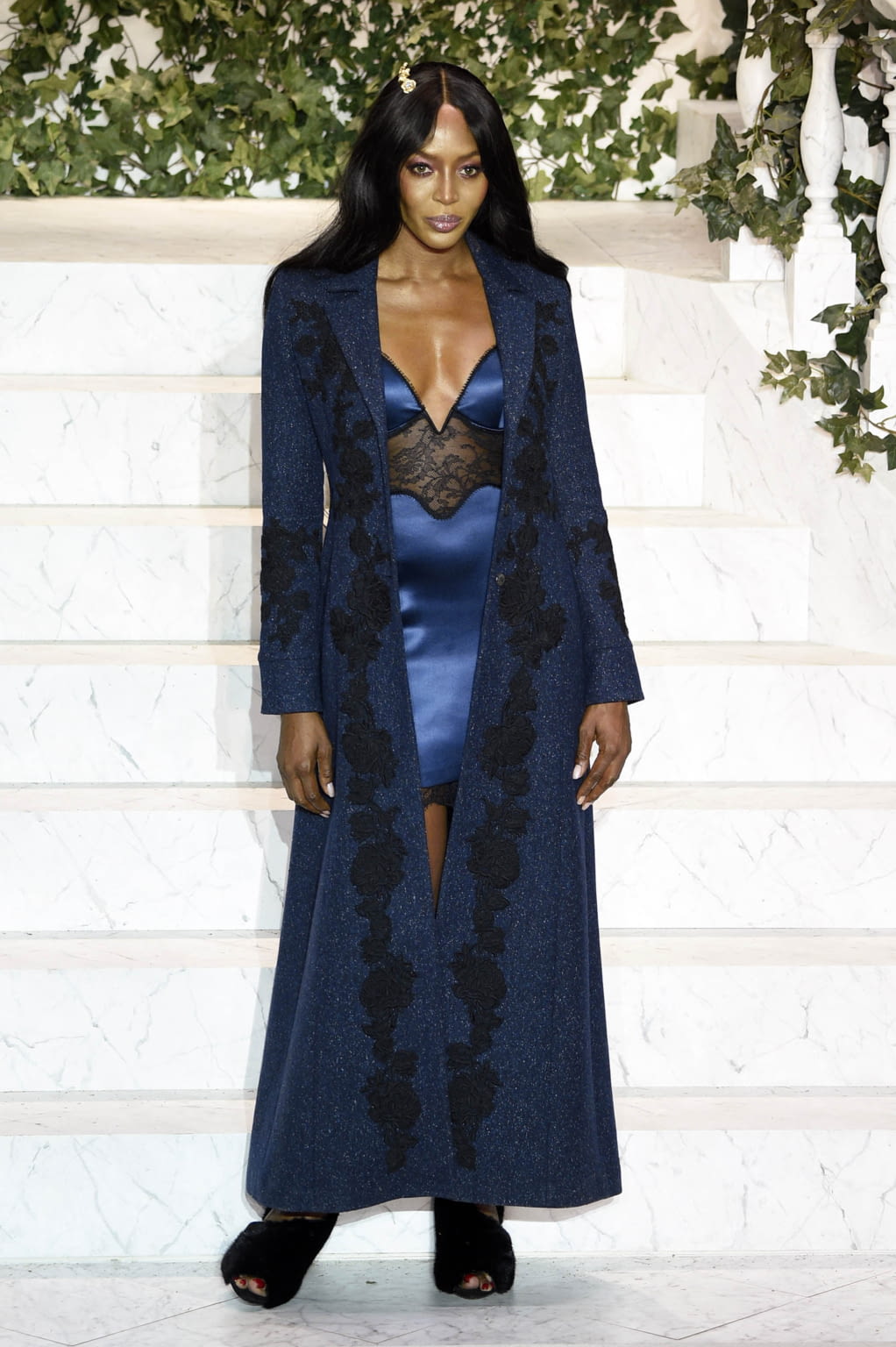 Fashion Week New York Fall/Winter 2017 look 1 from the La Perla collection 女装