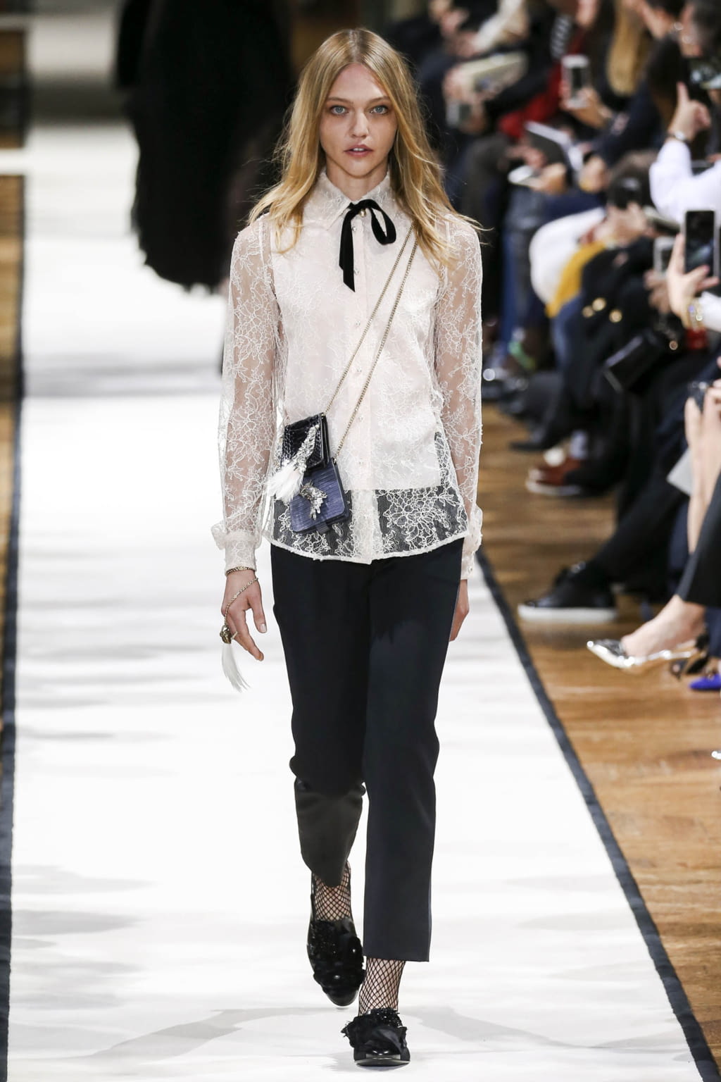 Fashion Week Paris Fall/Winter 2017 look 6 from the Lanvin collection womenswear