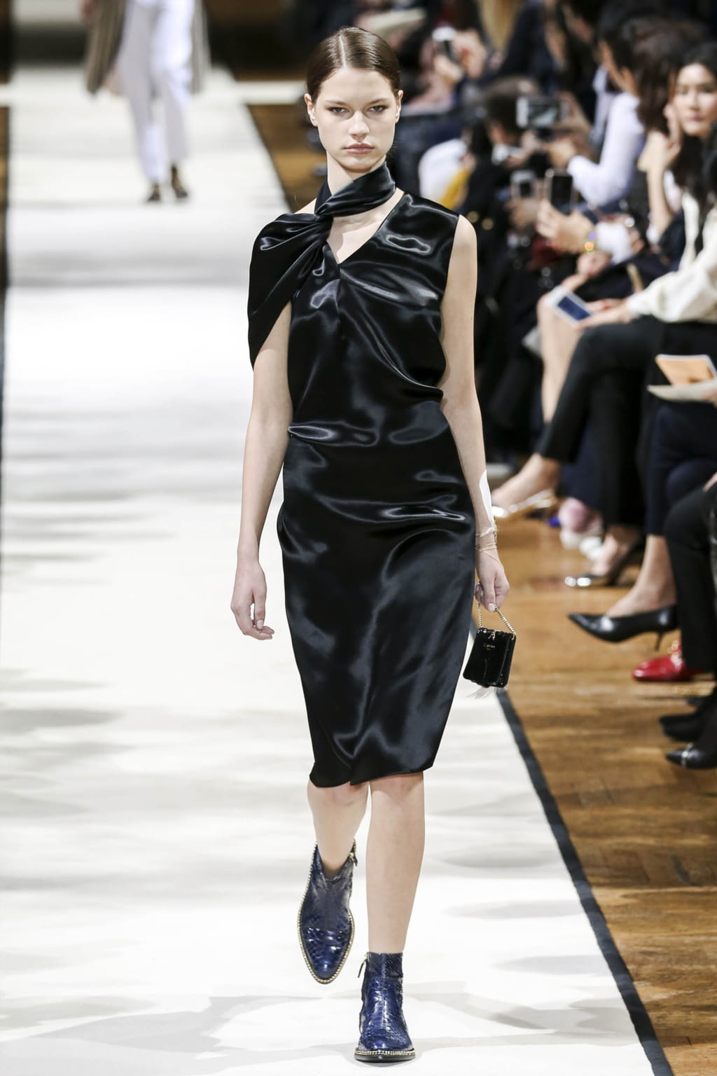 Fashion Week Paris Fall/Winter 2017 look 27 from the Lanvin collection womenswear