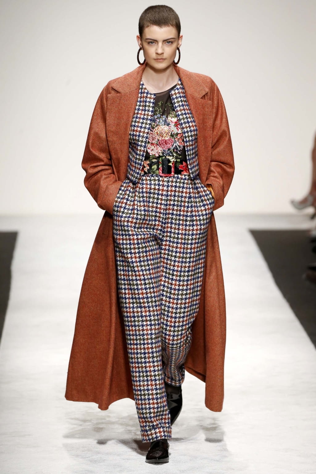 Fashion Week Milan Fall/Winter 2018 look 17 from the Laura Biagiotti collection womenswear