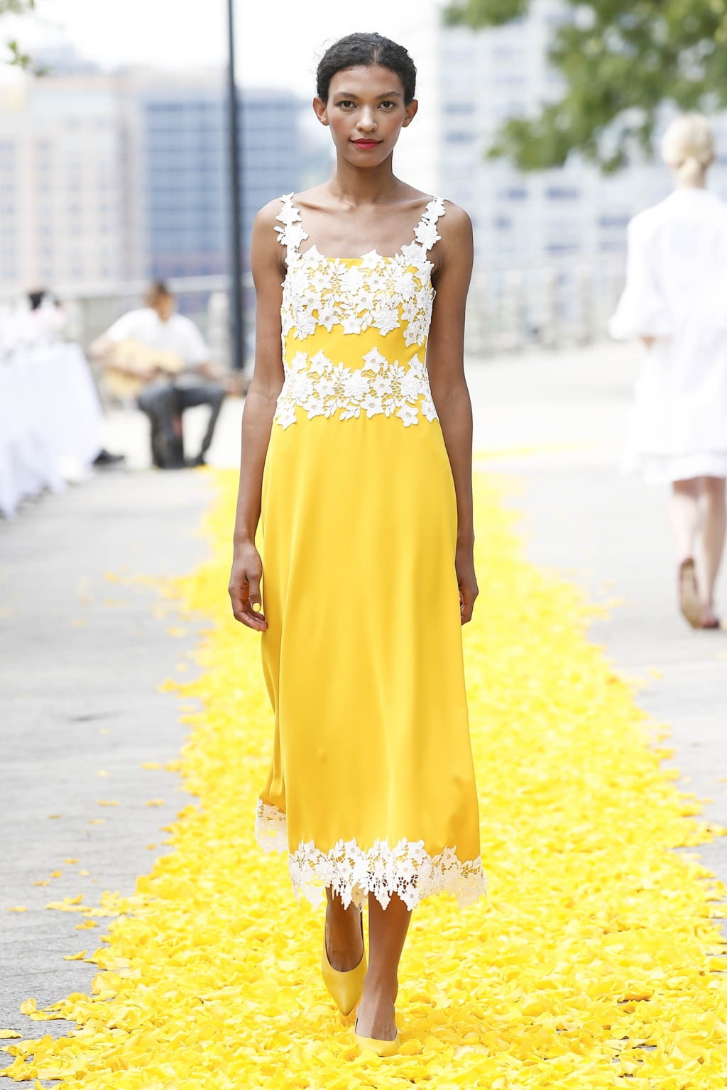 Fashion Week New York Spring/Summer 2020 look 17 from the Lela Rose collection 女装