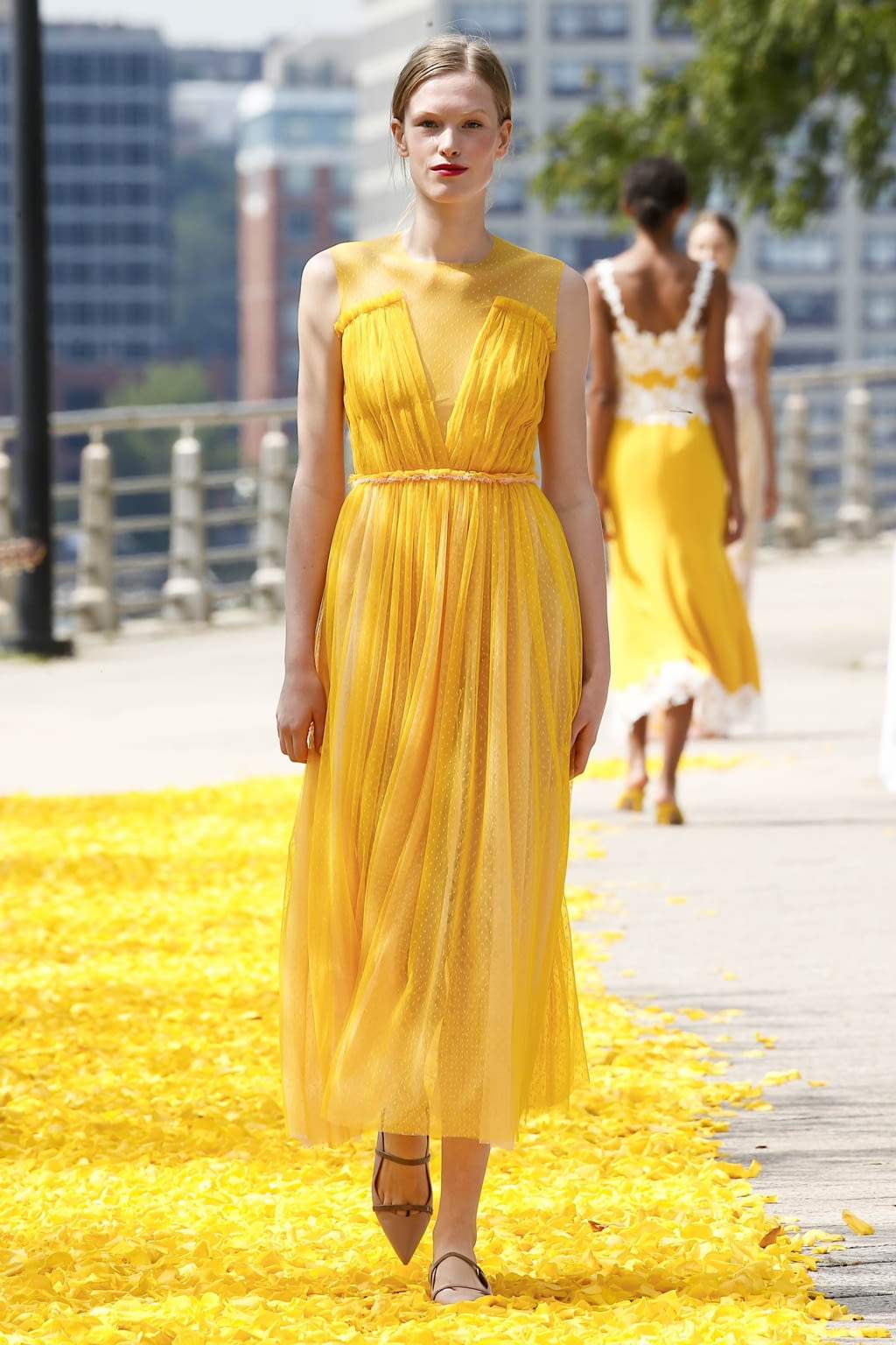 Fashion Week New York Spring/Summer 2020 look 19 from the Lela Rose collection 女装