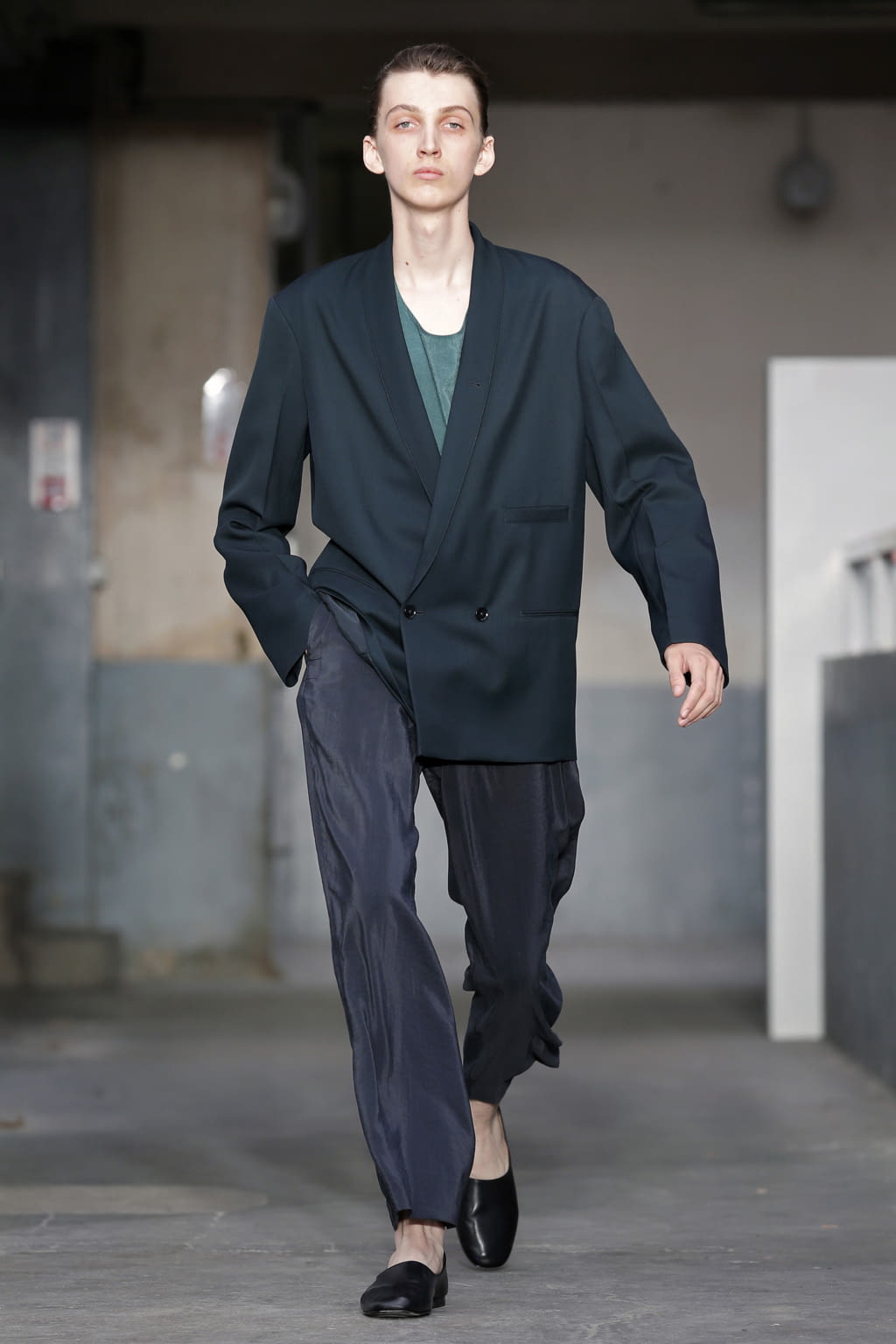 Fashion Week Paris Spring/Summer 2018 look 23 from the Lemaire collection 男装