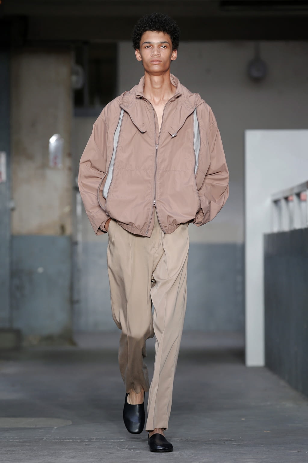 Fashion Week Paris Spring/Summer 2018 look 29 from the Lemaire collection menswear