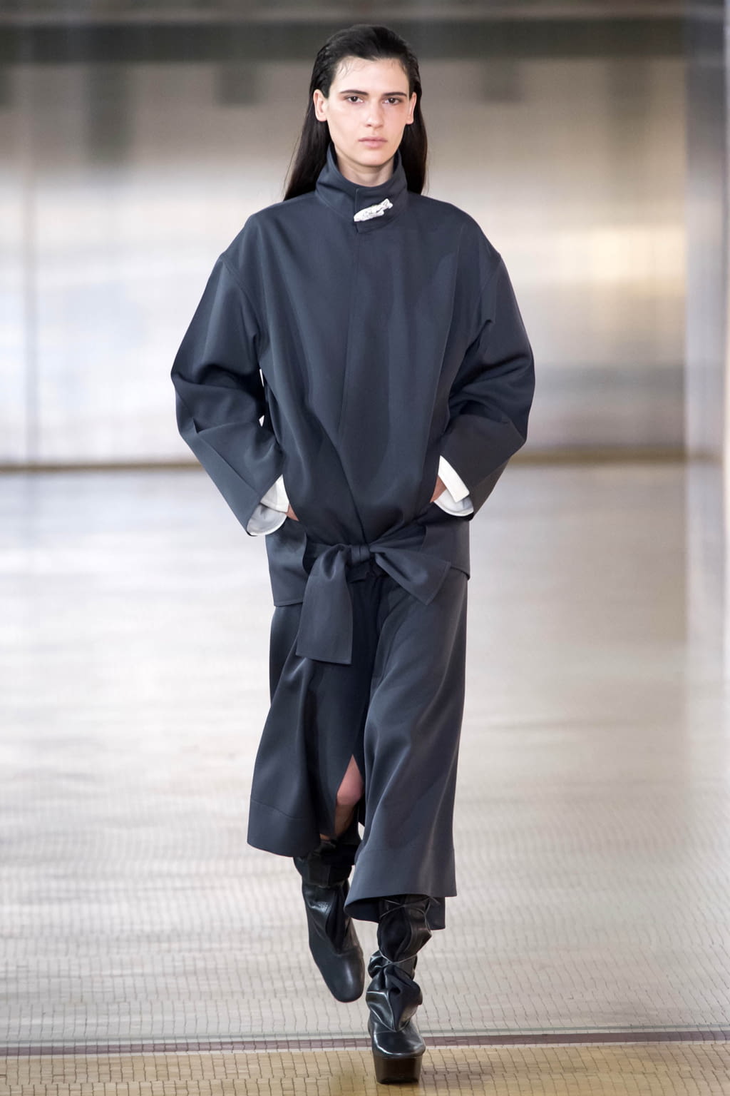 Fashion Week Paris Fall/Winter 2017 look 17 from the Lemaire collection womenswear