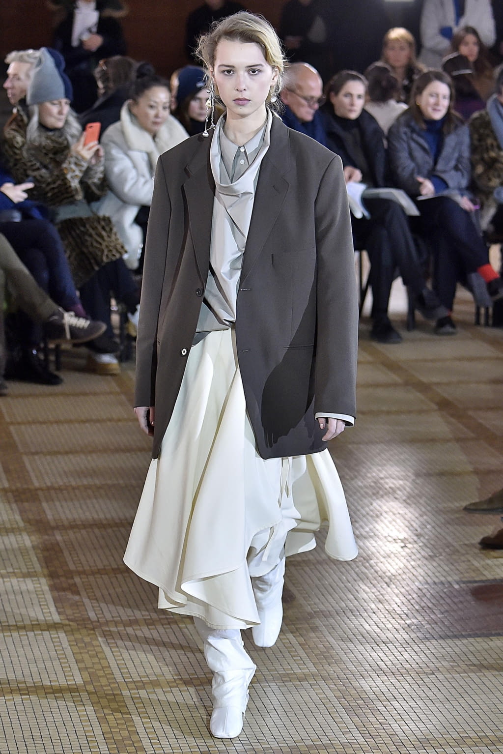 Fashion Week Paris Fall/Winter 2018 look 2 from the Lemaire collection womenswear