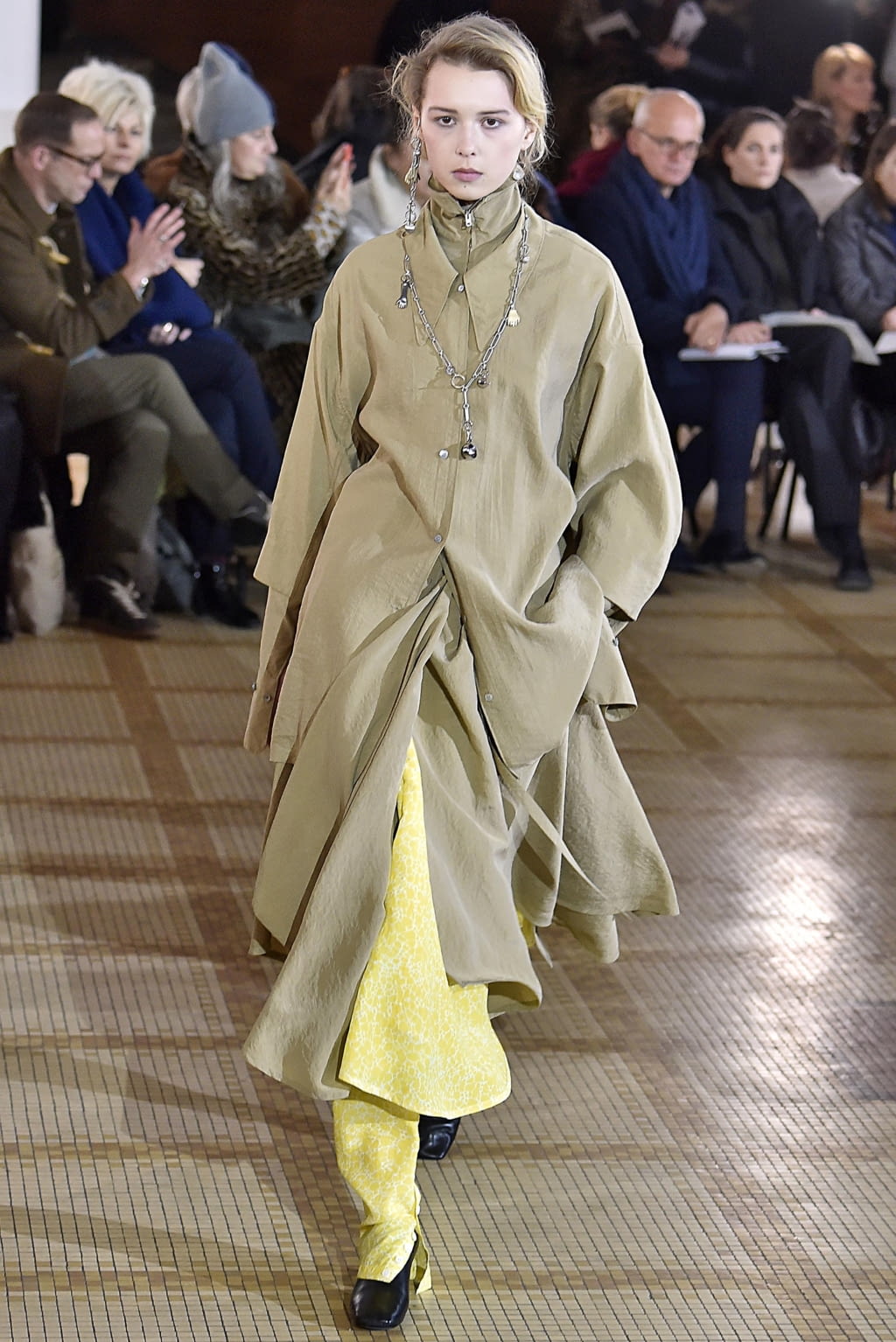 Fashion Week Paris Fall/Winter 2018 look 26 from the Lemaire collection womenswear