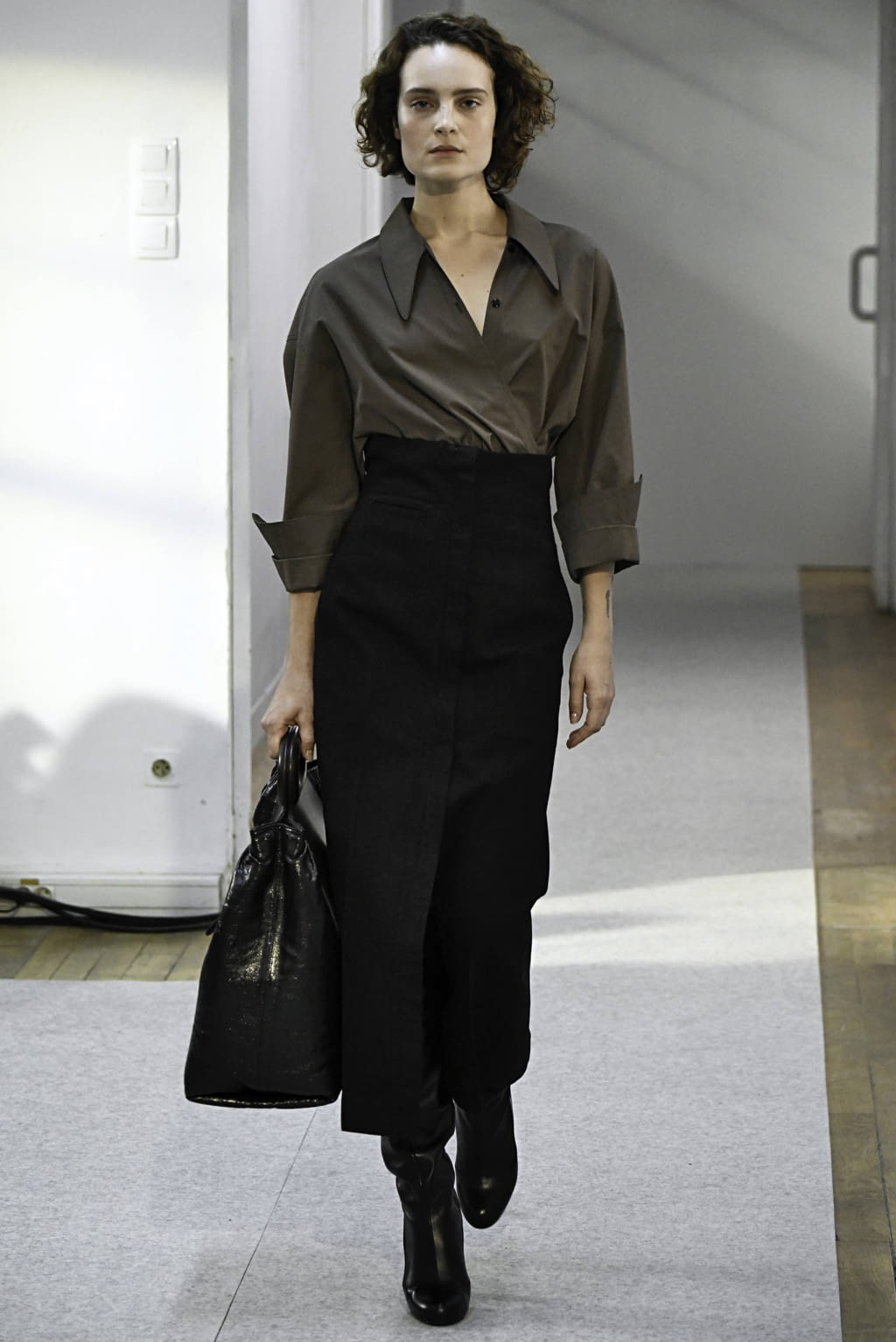 Fashion Week Paris Fall/Winter 2019 look 4 from the Lemaire collection womenswear