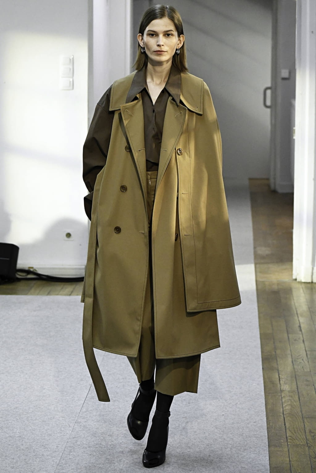 Fashion Week Paris Fall/Winter 2019 look 6 from the Lemaire collection womenswear