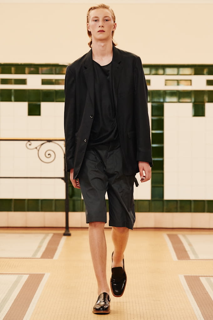 Fashion Week Paris Spring/Summer 2017 look 32 from the Lemaire collection 男装