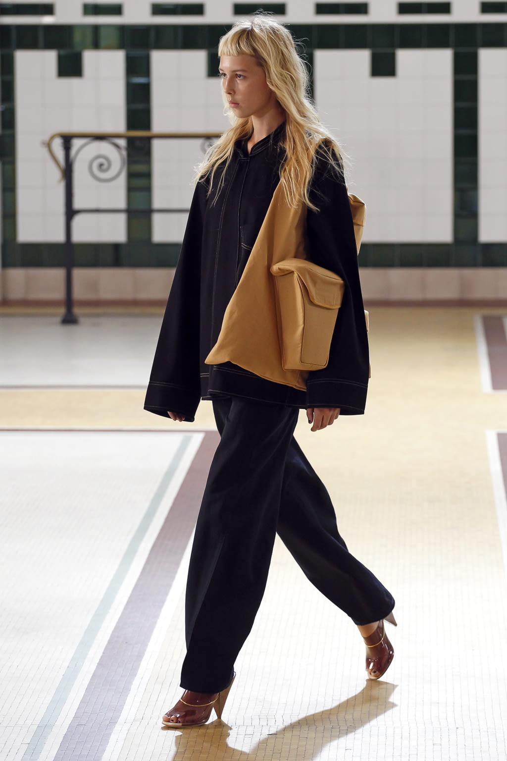 Fashion Week Paris Spring/Summer 2017 look 1 from the Lemaire collection womenswear