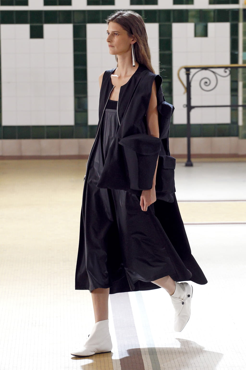 Fashion Week Paris Spring/Summer 2017 look 10 from the Lemaire collection womenswear