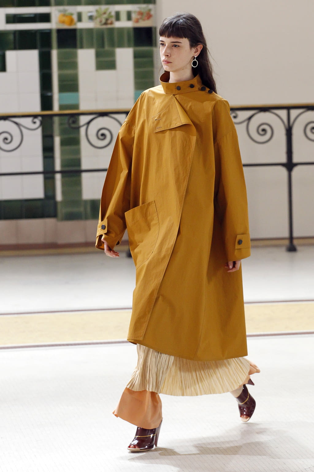 Fashion Week Paris Spring/Summer 2017 look 31 from the Lemaire collection womenswear