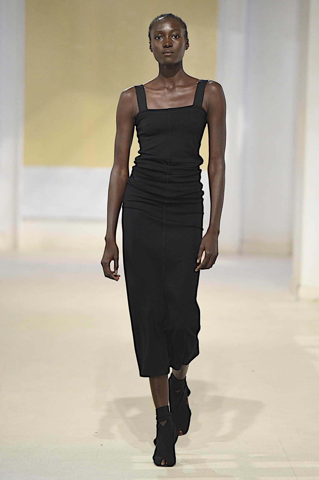 Fashion Week Paris Spring/Summer 2020 look 10 from the Lemaire collection womenswear
