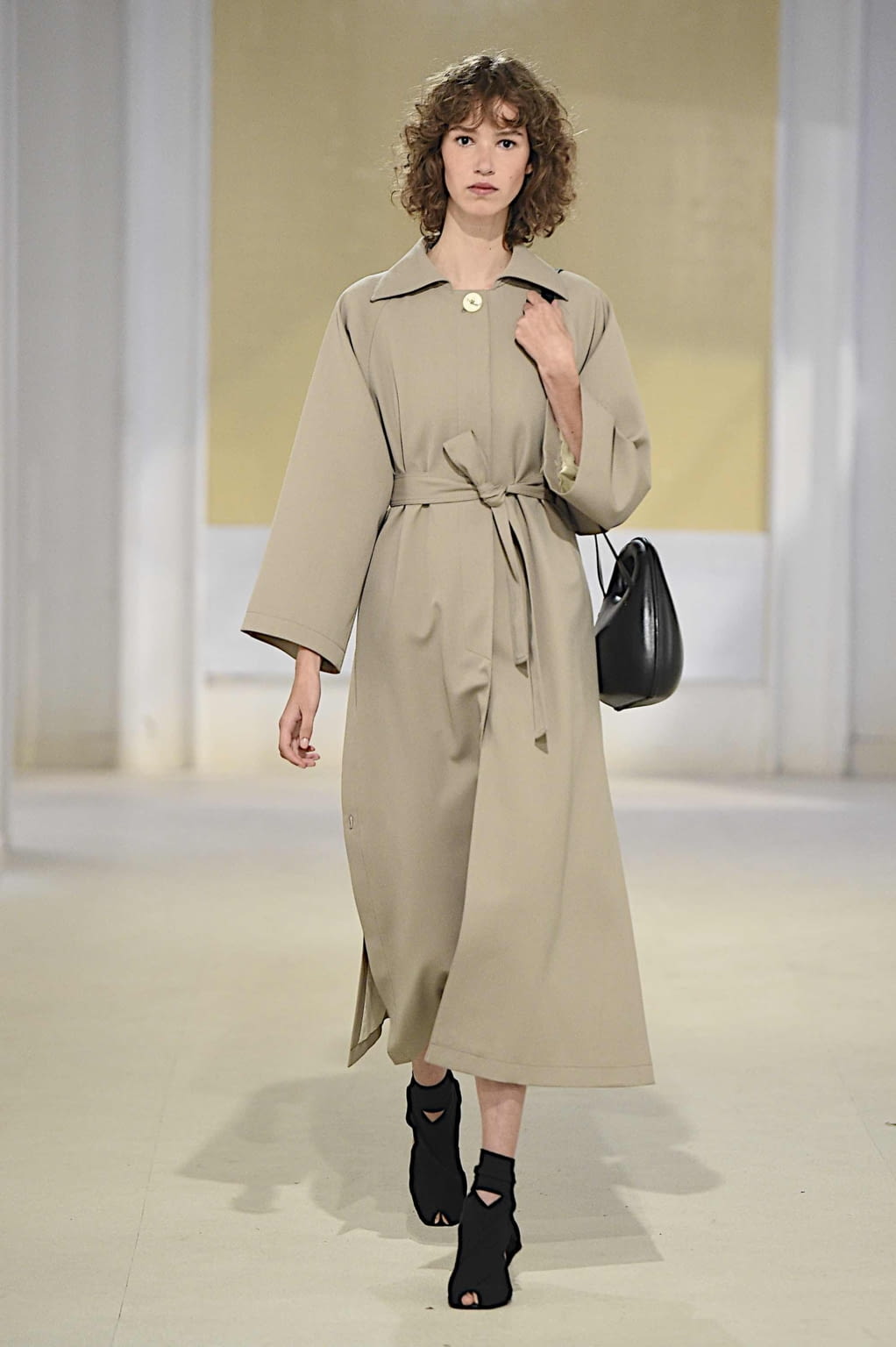 Fashion Week Paris Spring/Summer 2020 look 30 from the Lemaire collection womenswear