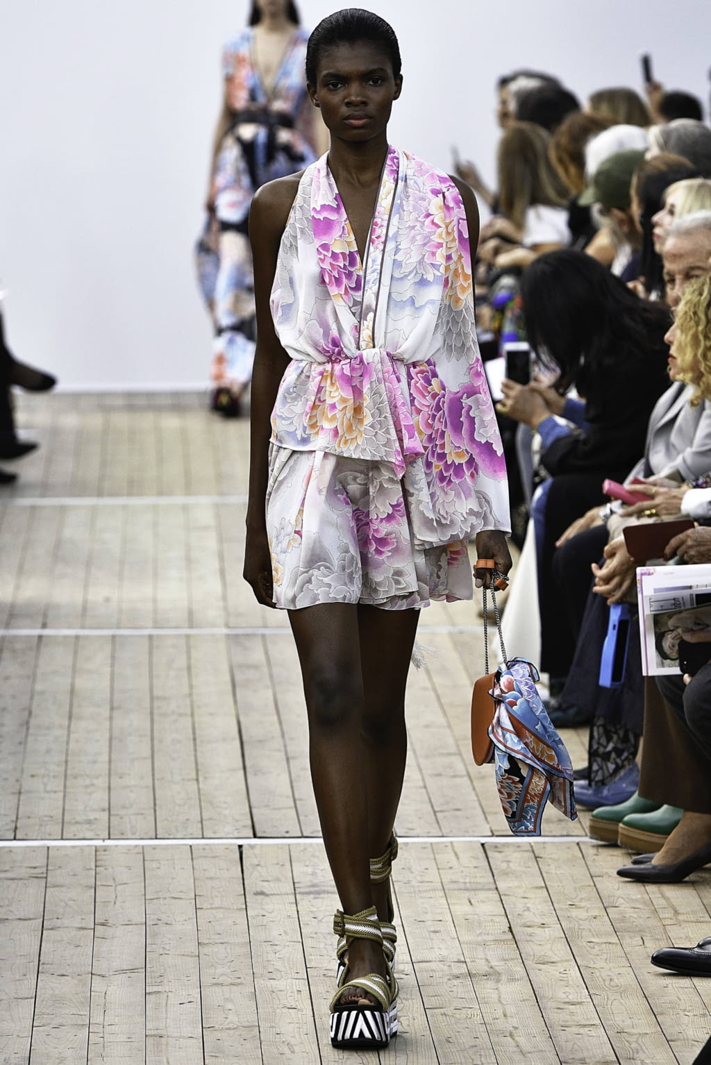Fashion Week Paris Spring/Summer 2019 look 17 from the Leonard Paris collection 女装