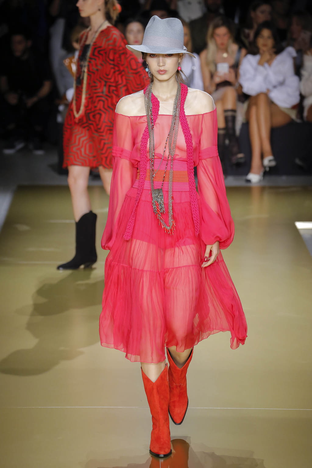 Fashion Week Milan Spring/Summer 2018 look 14 from the Les Copains collection 女装