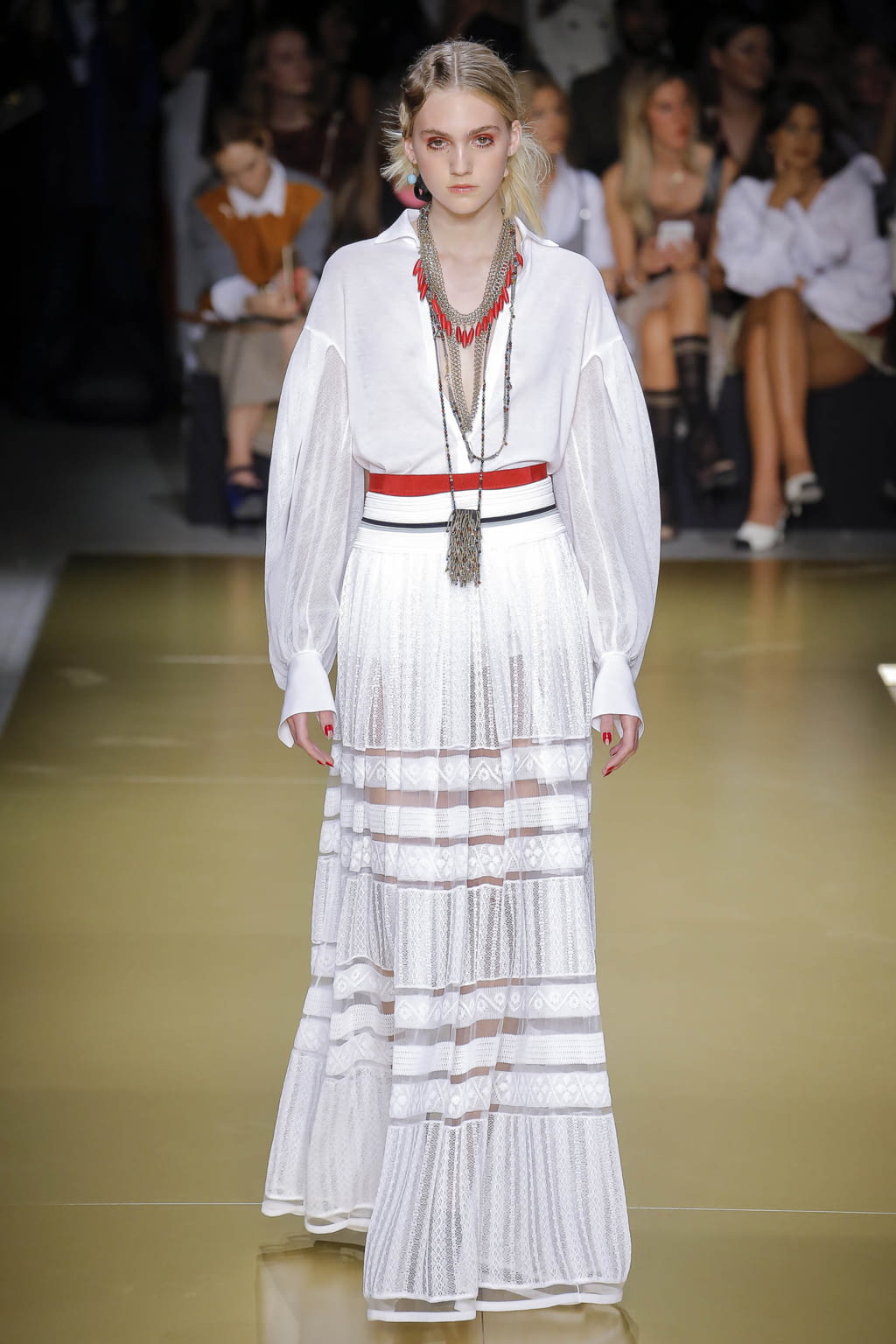 Fashion Week Milan Spring/Summer 2018 look 15 from the Les Copains collection 女装