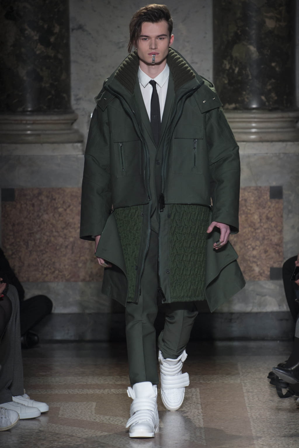 Fashion Week Milan Fall/Winter 2018 look 17 from the Les Hommes collection 男装
