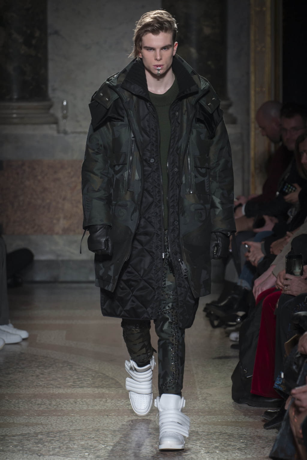 Fashion Week Milan Fall/Winter 2018 look 19 from the Les Hommes collection menswear