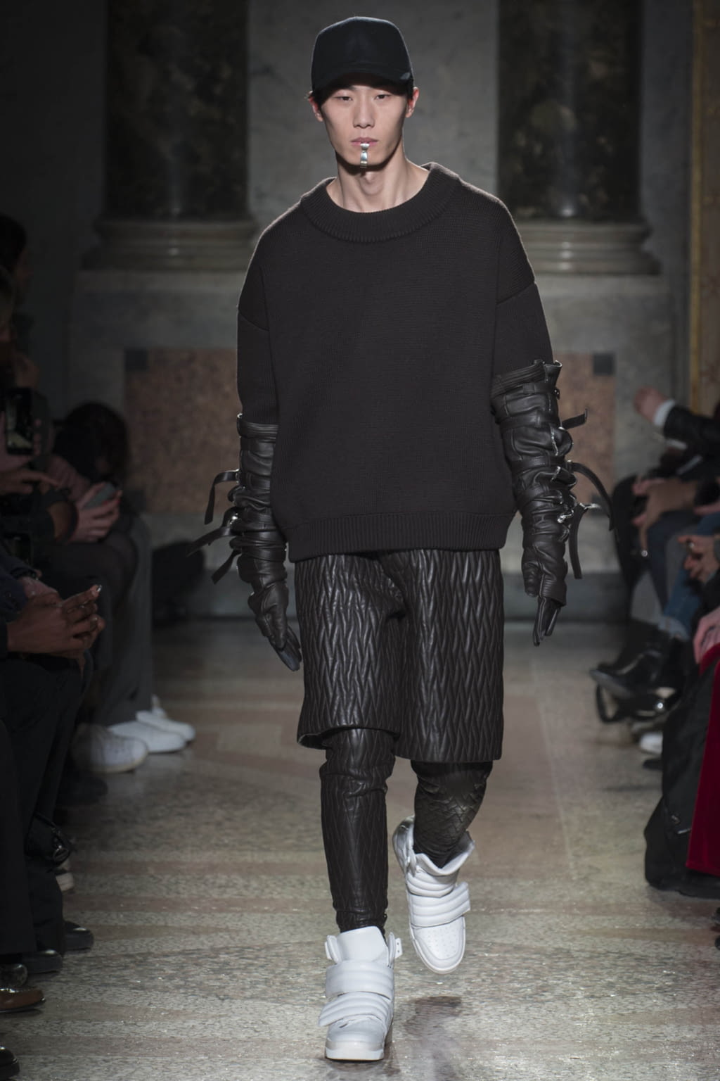 Fashion Week Milan Fall/Winter 2018 look 22 from the Les Hommes collection menswear