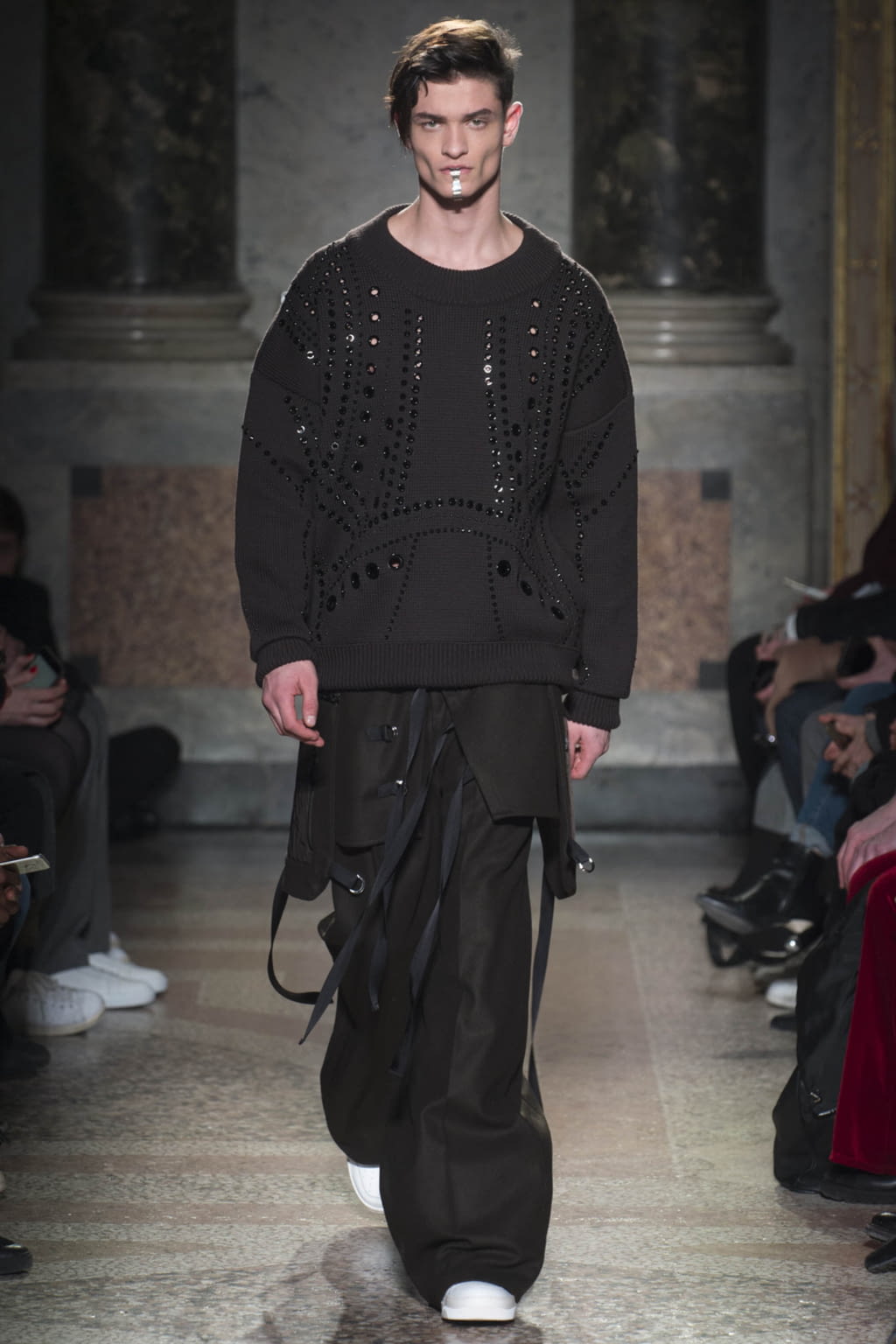 Fashion Week Milan Fall/Winter 2018 look 24 from the Les Hommes collection menswear