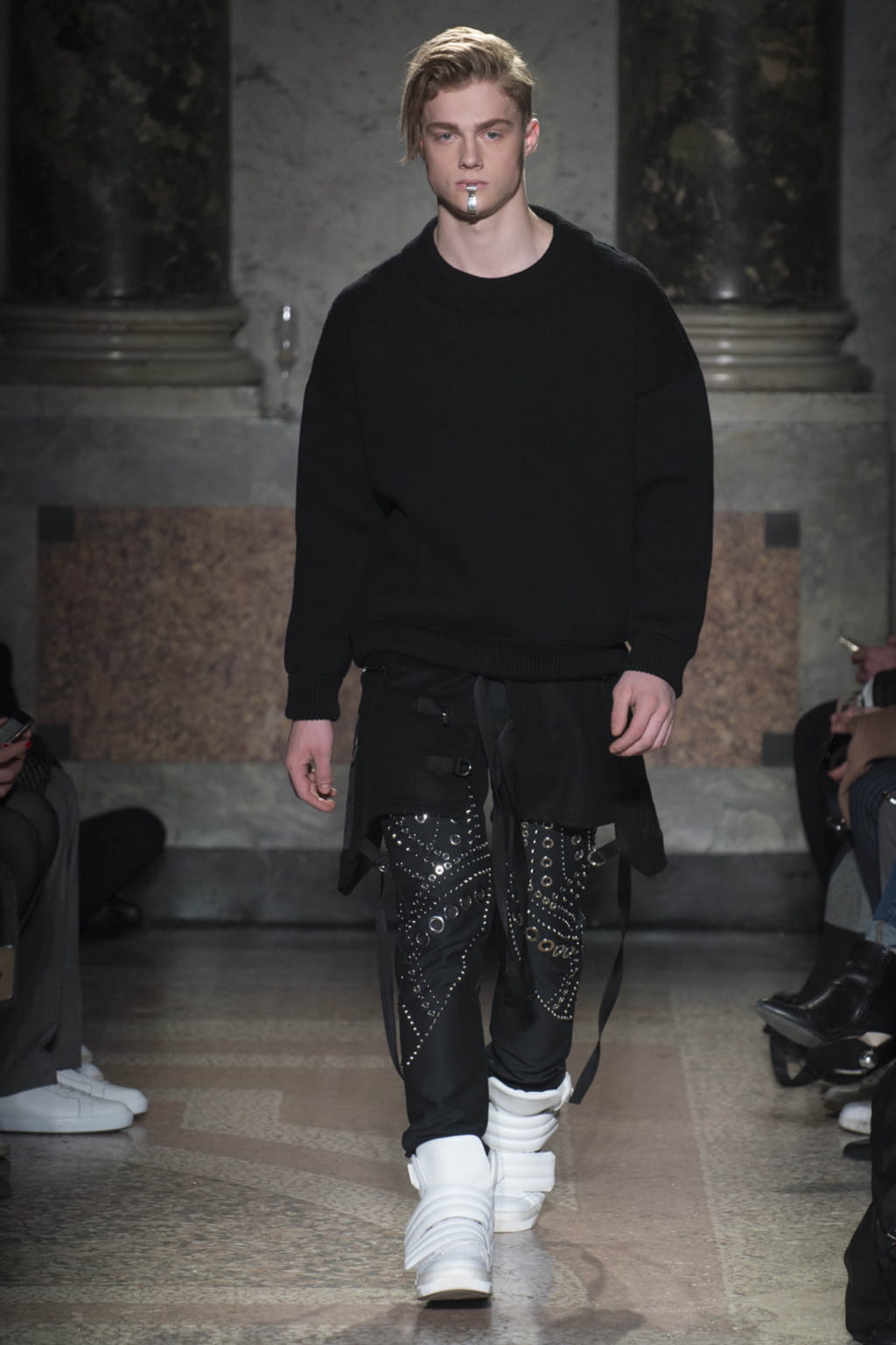 Fashion Week Milan Fall/Winter 2018 look 29 from the Les Hommes collection 男装