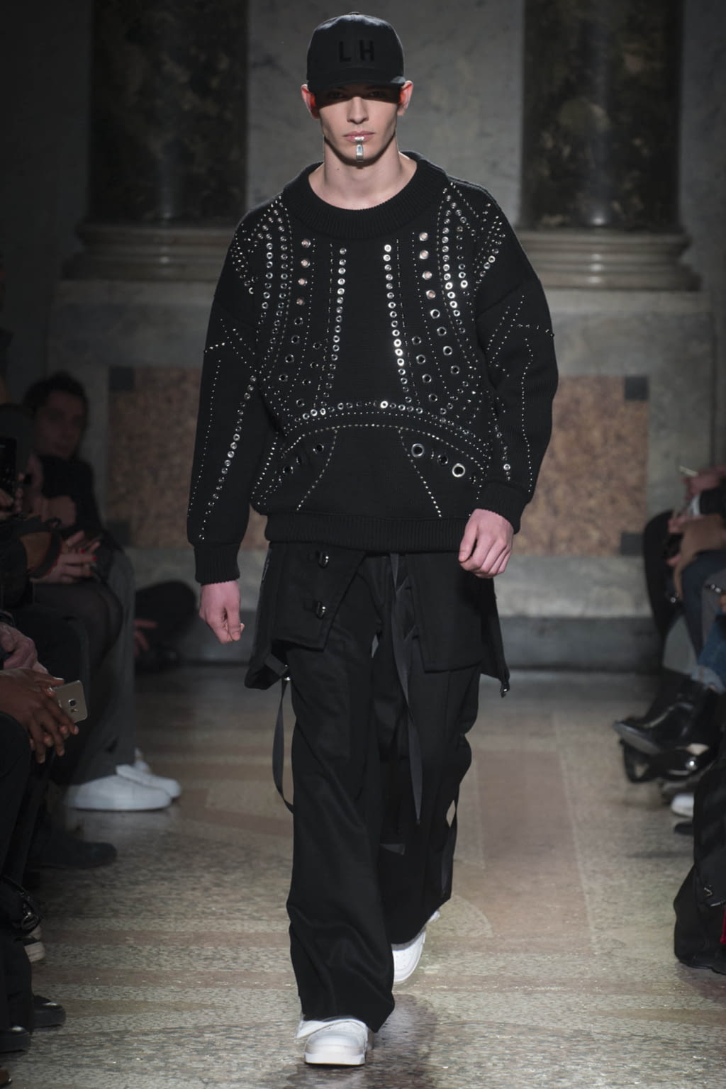 Fashion Week Milan Fall/Winter 2018 look 31 from the Les Hommes collection 男装