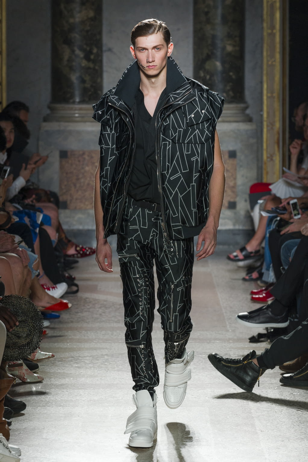 Fashion Week Milan Spring/Summer 2018 look 13 from the Les Hommes collection 男装
