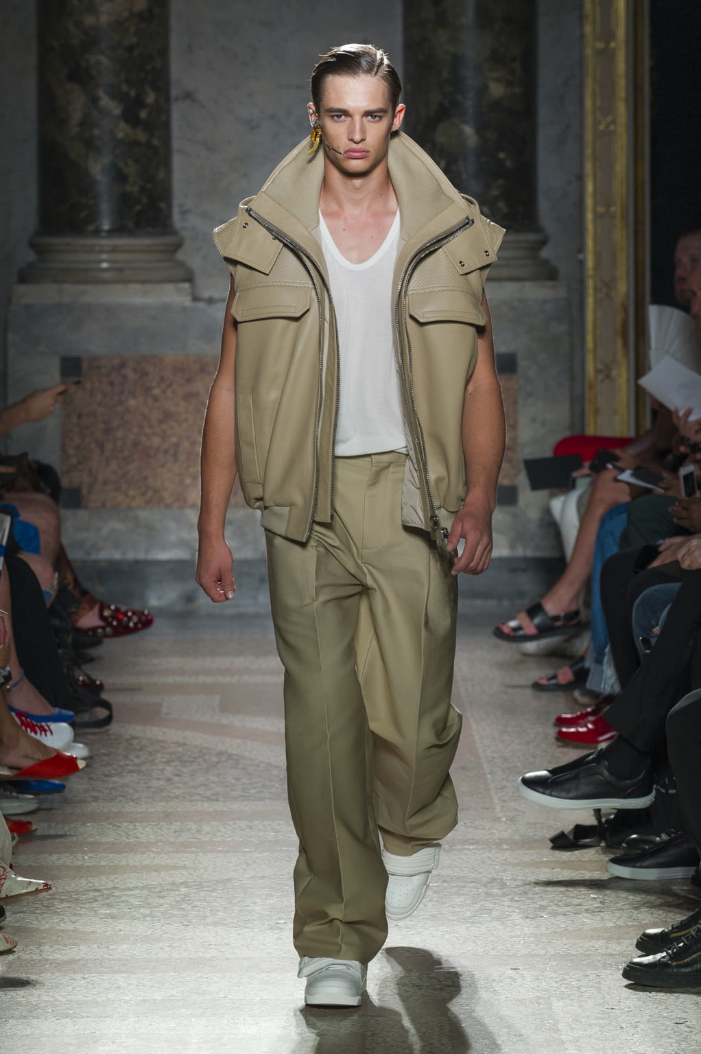 Fashion Week Milan Spring/Summer 2018 look 23 from the Les Hommes collection 男装