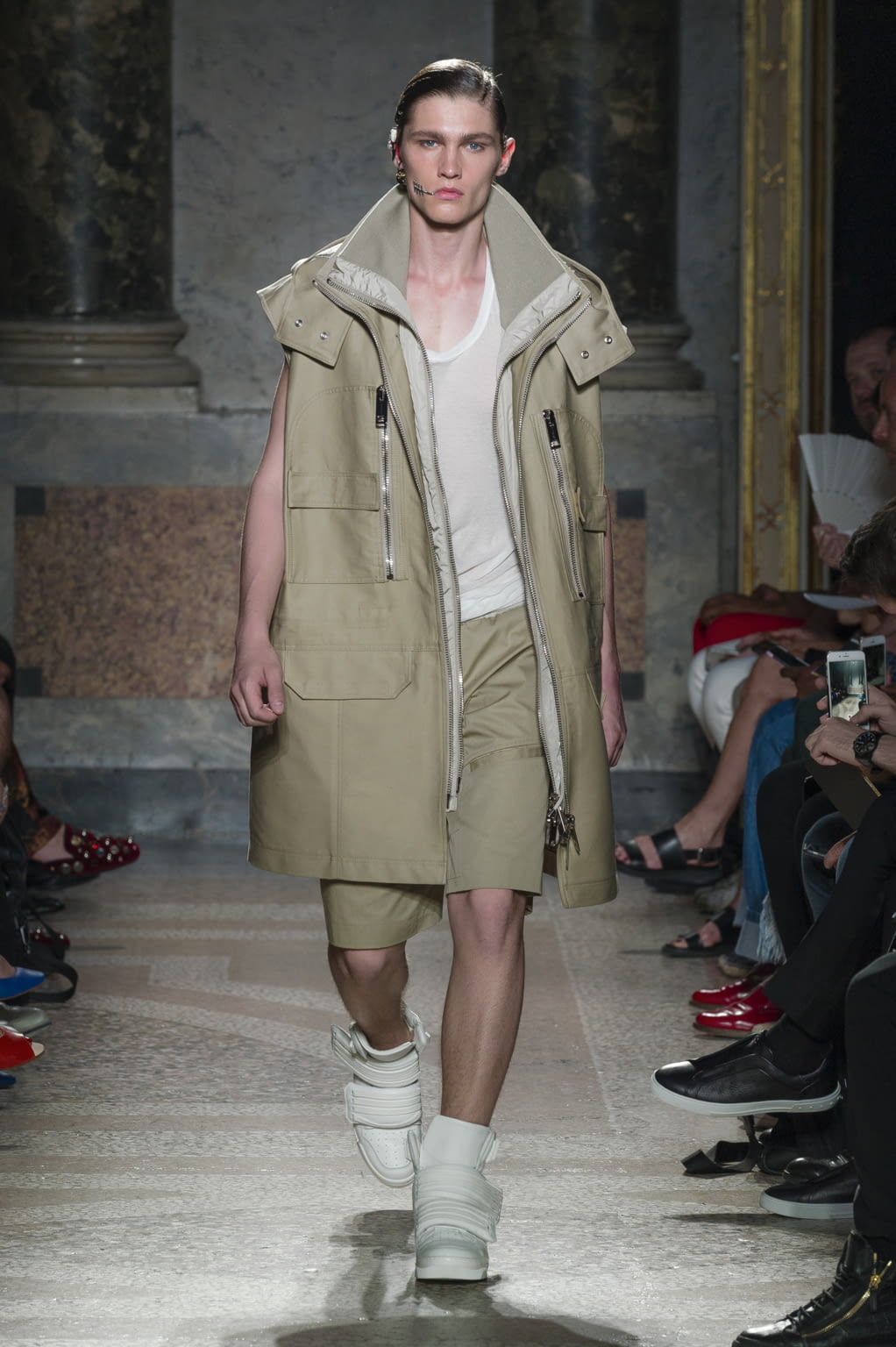 Fashion Week Milan Spring/Summer 2018 look 28 from the Les Hommes collection 男装
