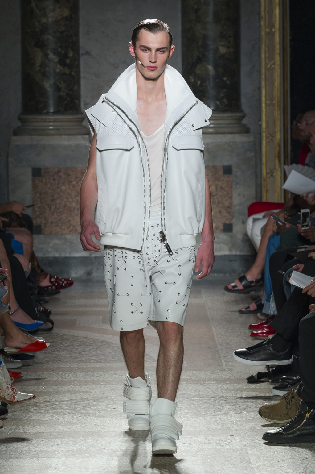 Fashion Week Milan Spring/Summer 2018 look 31 from the Les Hommes collection 男装