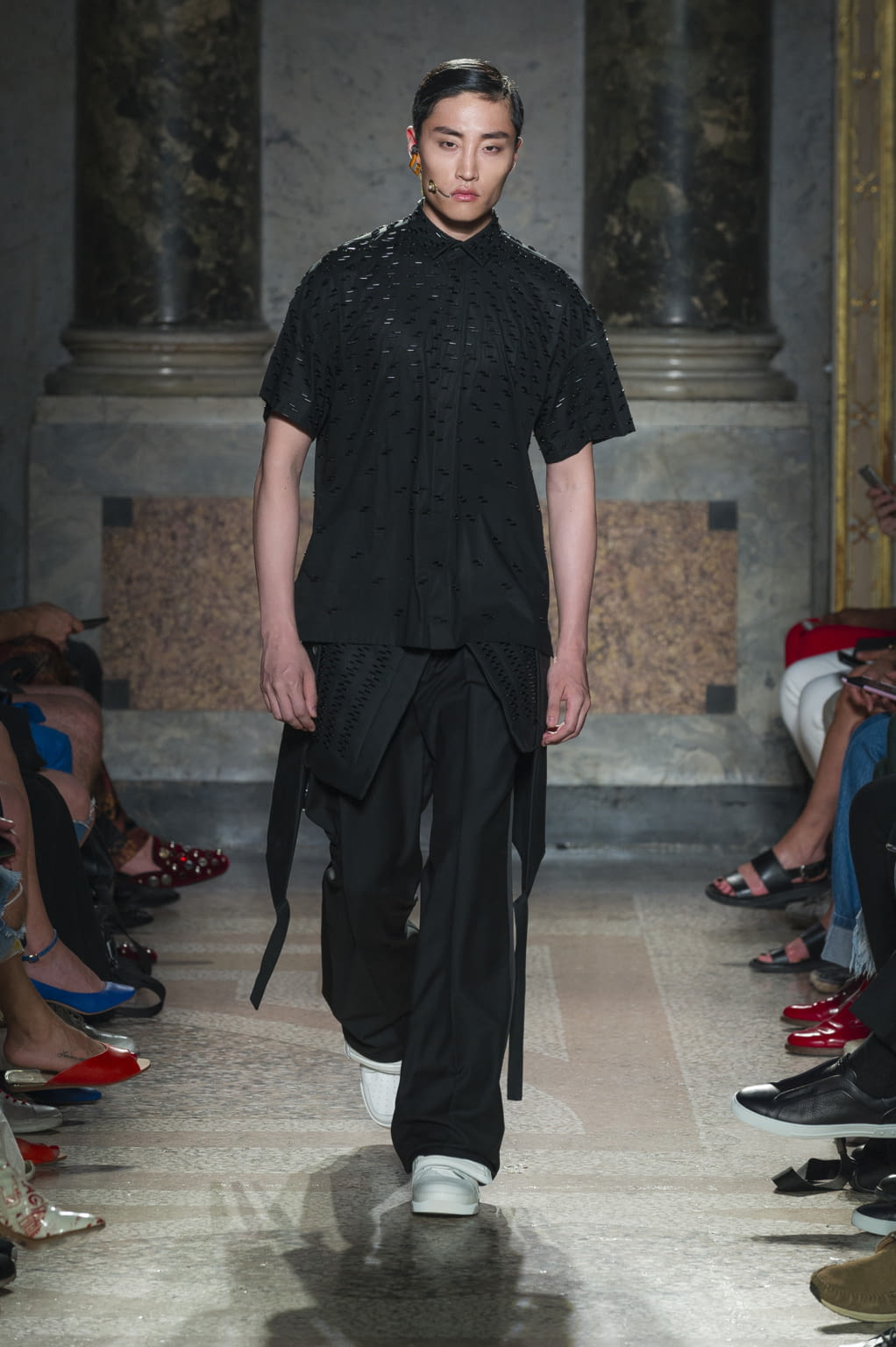 Fashion Week Milan Spring/Summer 2018 look 33 from the Les Hommes collection 男装