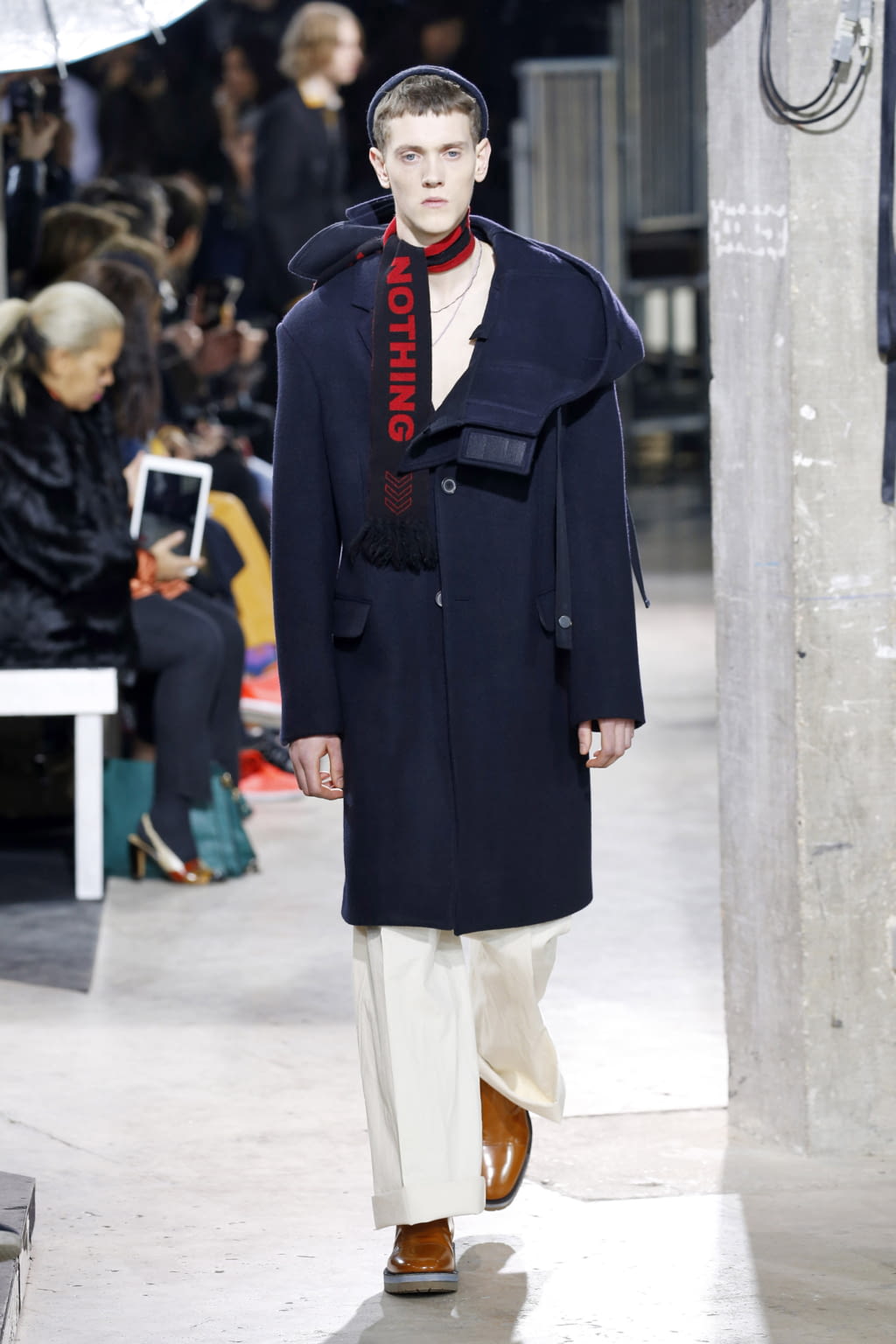 Fashion Week Paris Fall/Winter 2017 look 1 from the Lanvin collection 男装