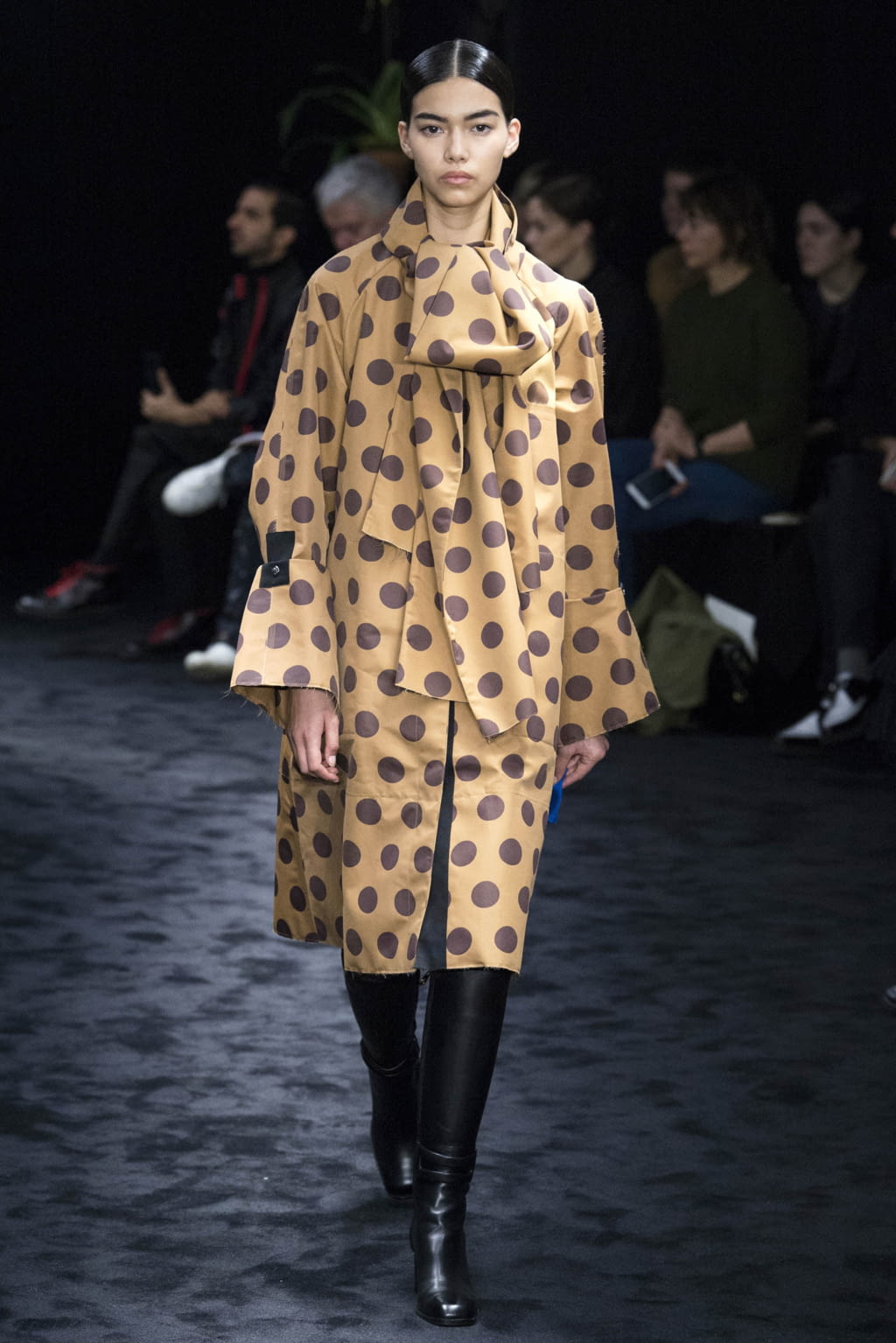 Fashion Week Paris Fall/Winter 2017 look 2 de la collection Loewe womenswear