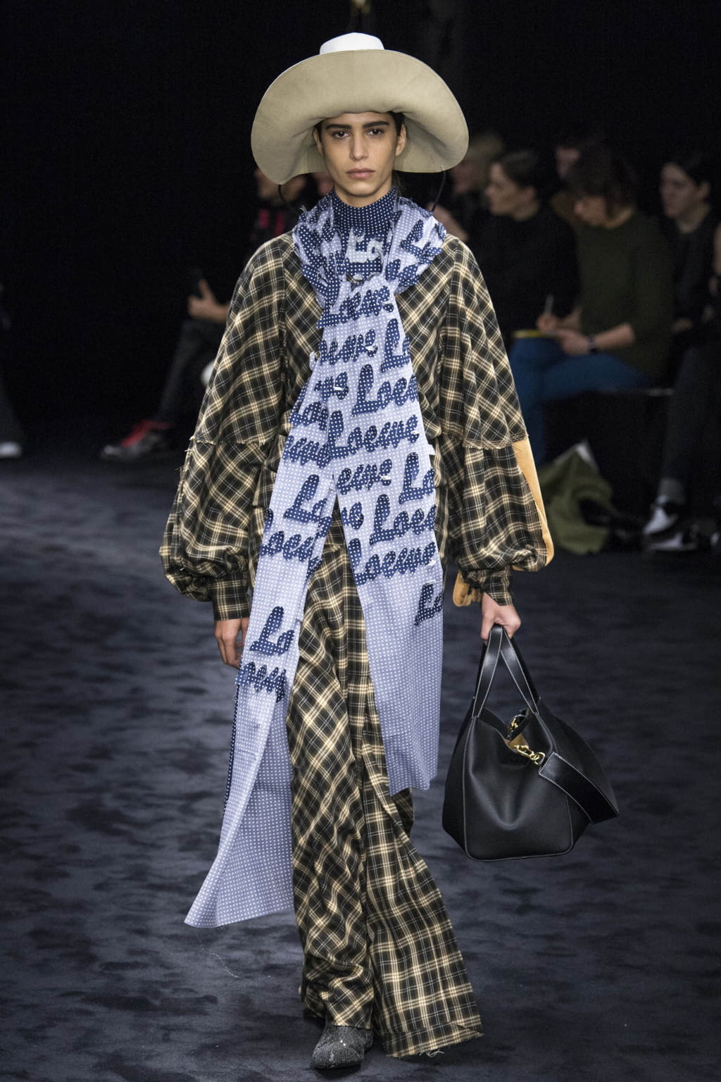 Fashion Week Paris Fall/Winter 2017 look 29 from the Loewe collection 女装