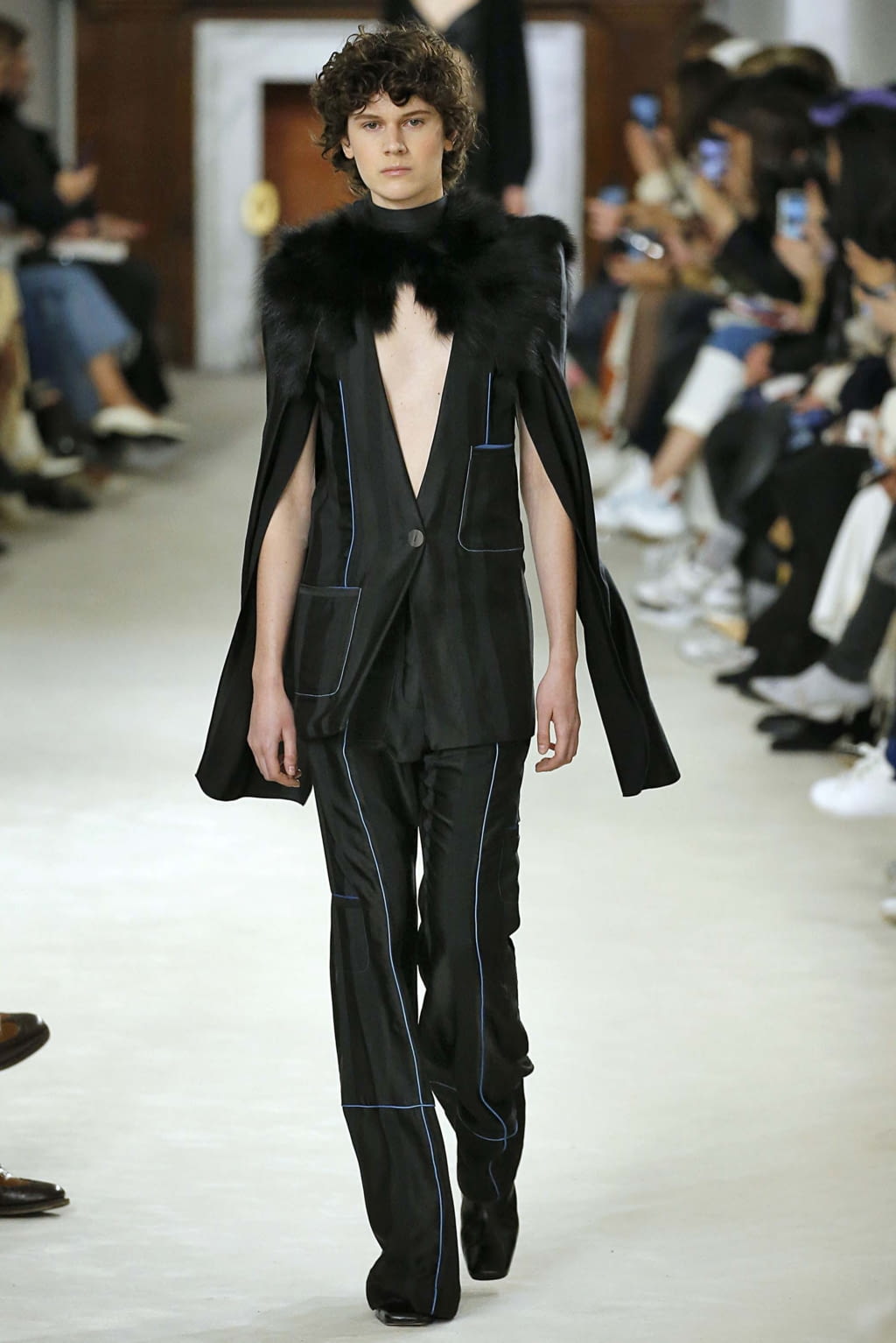 Fashion Week Paris Fall/Winter 2018 look 3 from the Loewe collection 女装