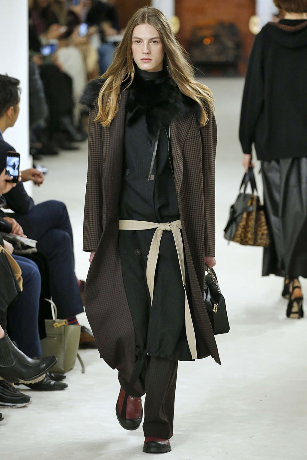 Fashion Week Paris Fall/Winter 2018 look 14 from the Loewe collection womenswear