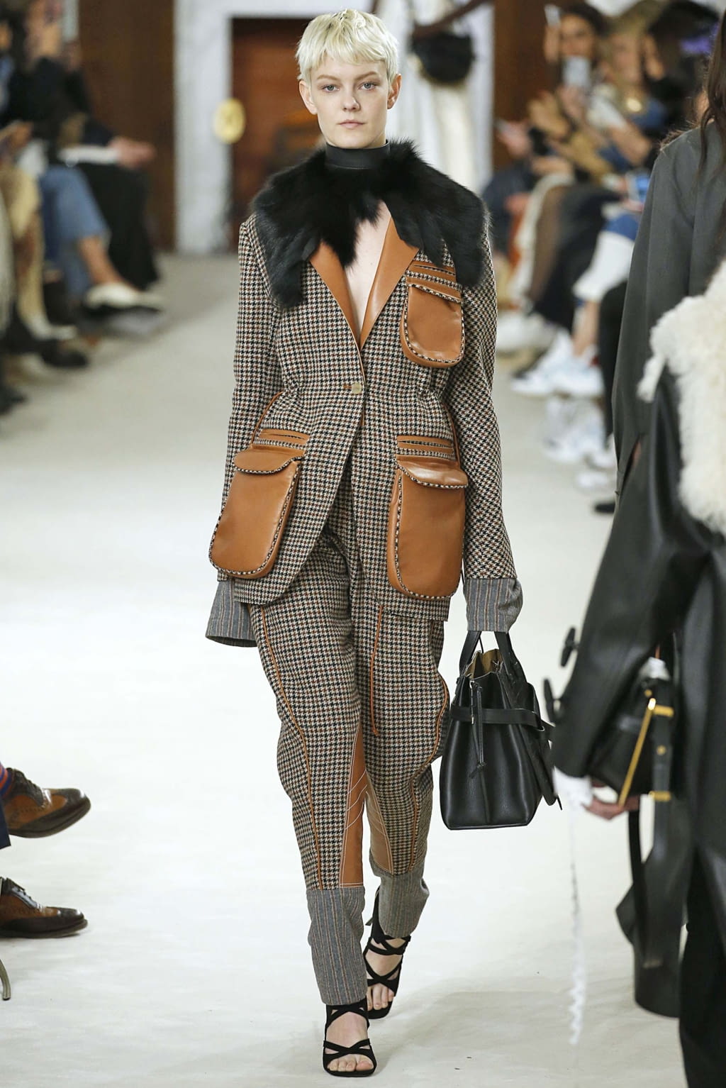 Fashion Week Paris Fall/Winter 2018 look 17 from the Loewe collection 女装