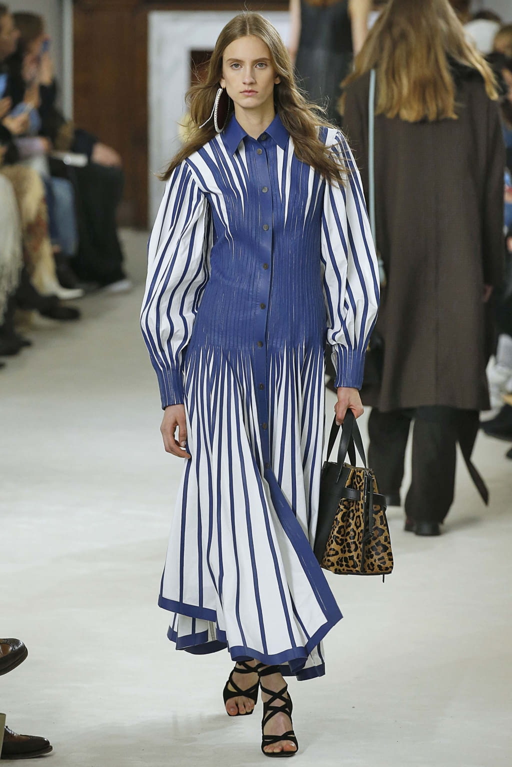 Fashion Week Paris Fall/Winter 2018 look 24 from the Loewe collection womenswear