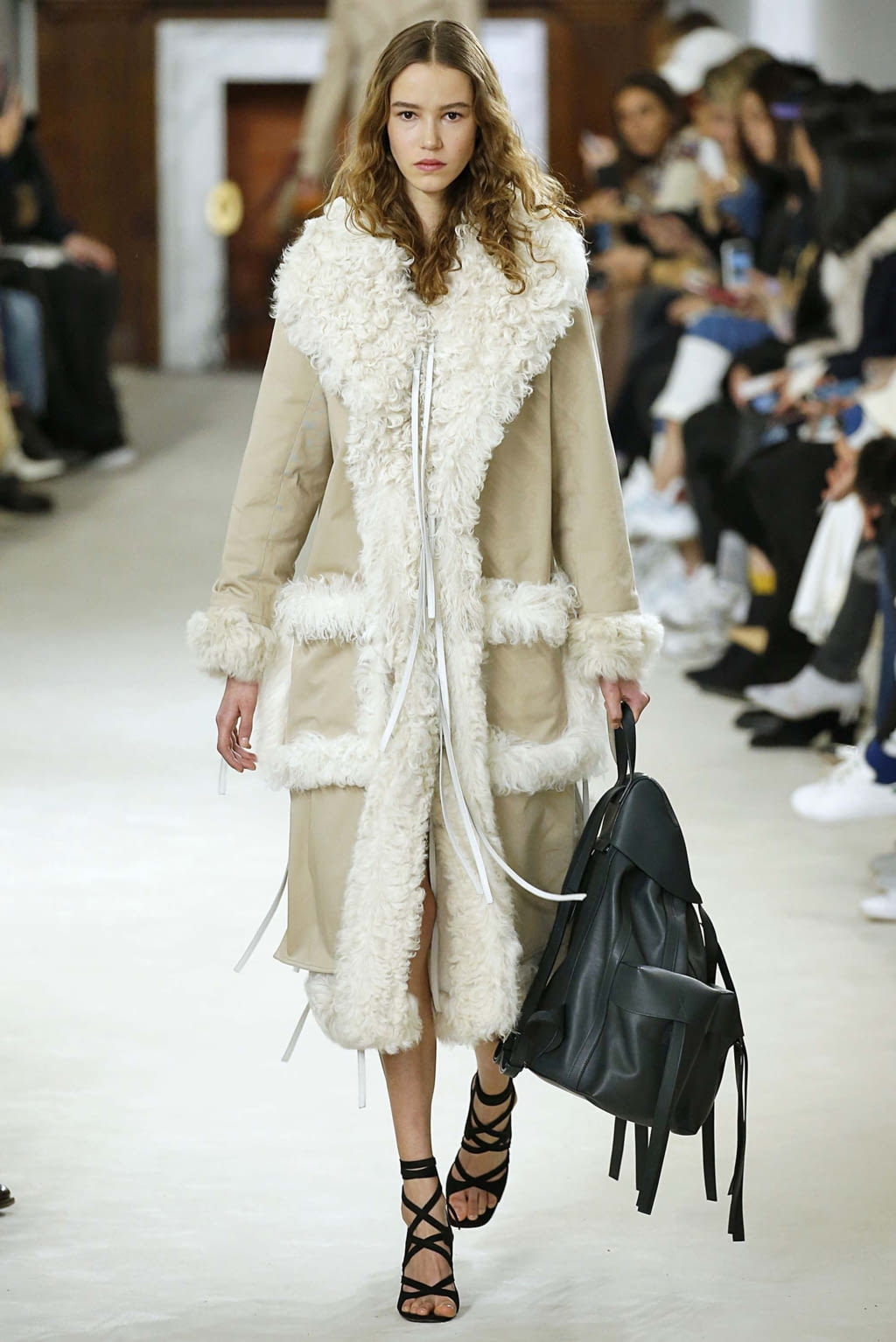 Fashion Week Paris Fall/Winter 2018 look 27 from the Loewe collection womenswear