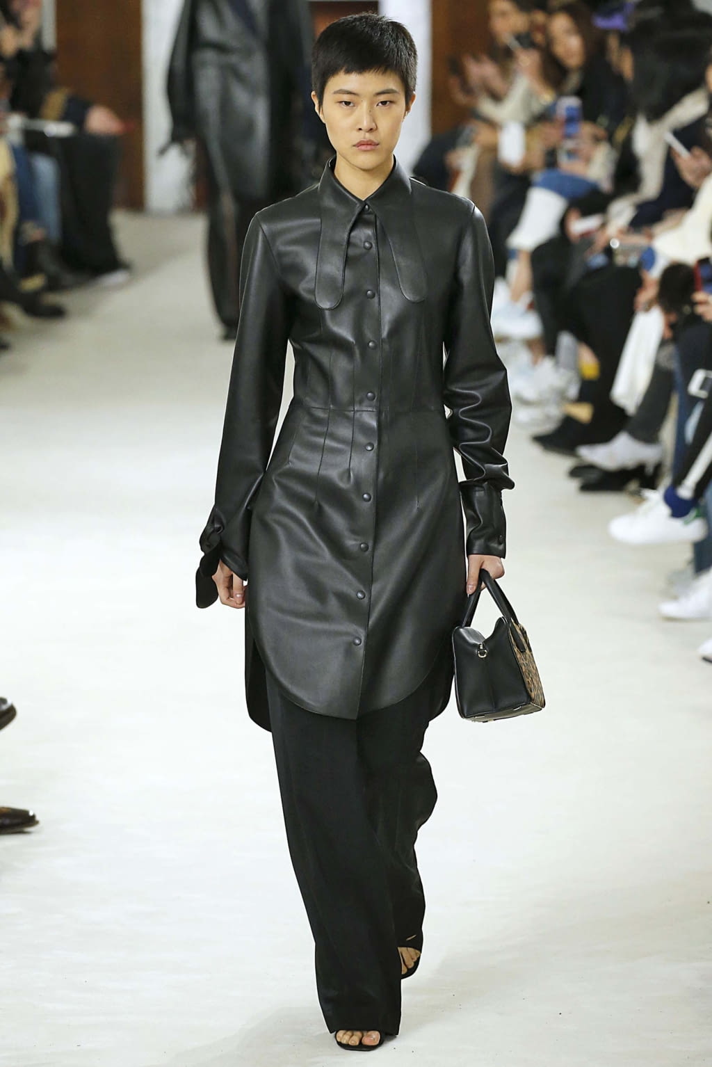 Fashion Week Paris Fall/Winter 2018 look 32 from the Loewe collection 女装