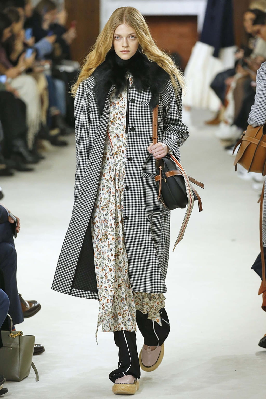 Fashion Week Paris Fall/Winter 2018 look 34 from the Loewe collection womenswear