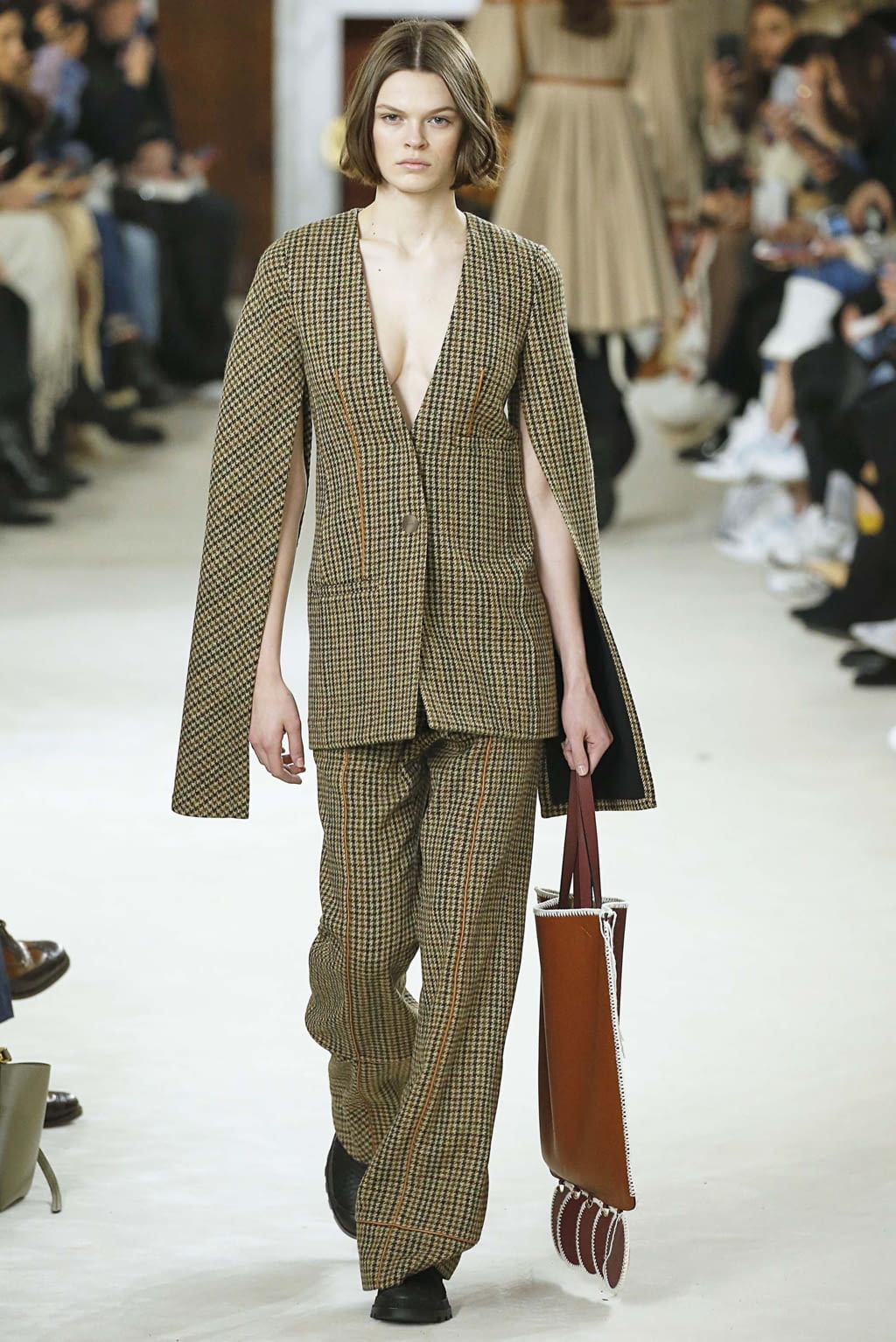Fashion Week Paris Fall/Winter 2018 look 37 from the Loewe collection 女装